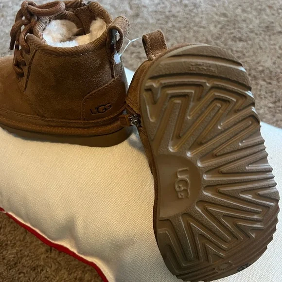 UGG Brown Boots with Soft Suede Material and Ankle Height - Picture 8 of 9